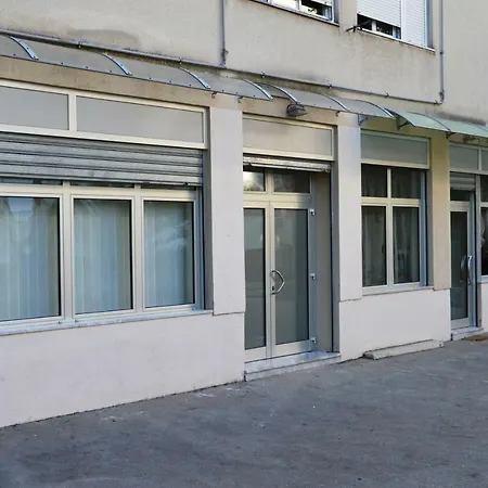 Studio Two Roses سبليت