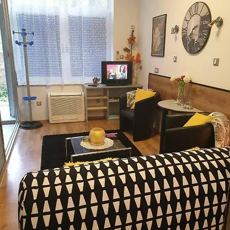 Studio Two Roses سبليت