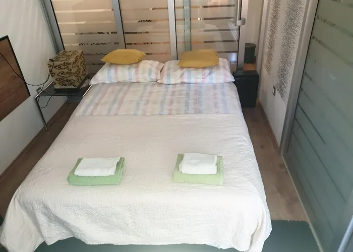 Studio Two Roses Apartment Split