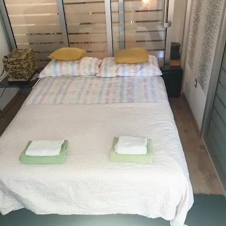 Studio Two Roses Apartment Split