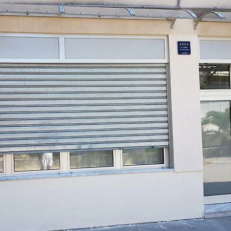 Studio Two Roses * Split