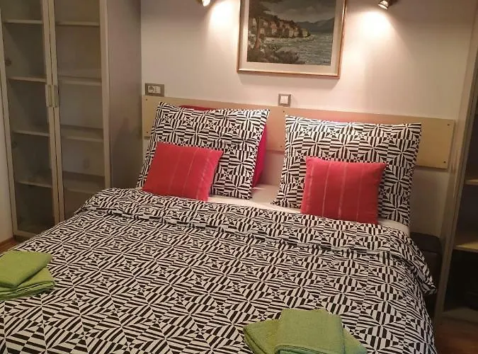 Daire Studio Two Roses Split